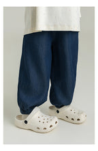 Jogger de Mezclilla Unisex | Relaxed Fit con Cintura Fruncida y Bolsa Bordada