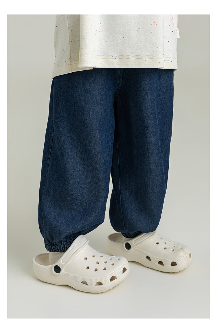 Jogger de Mezclilla Unisex | Relaxed Fit con Cintura Fruncida y Bolsa Bordada