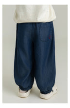 Jogger de Mezclilla Unisex | Relaxed Fit con Cintura Fruncida y Bolsa Bordada