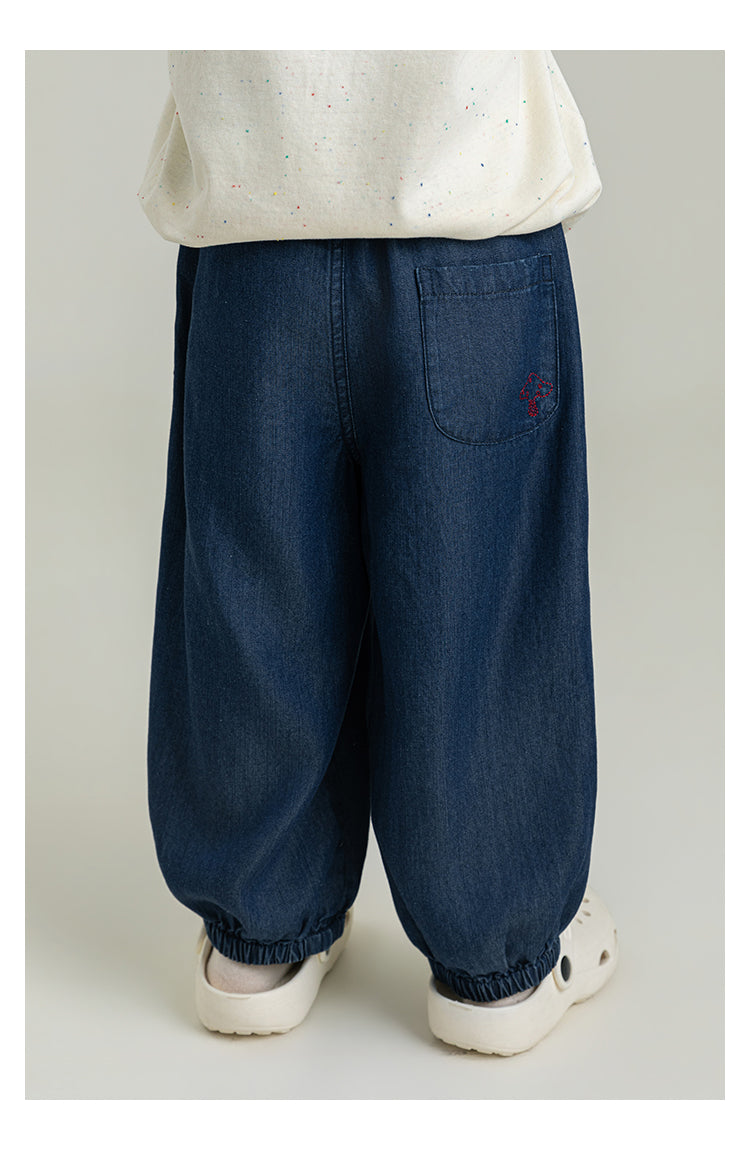 Jogger de Mezclilla Unisex | Relaxed Fit con Cintura Fruncida y Bolsa Bordada