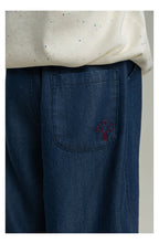 Jogger de Mezclilla Unisex | Relaxed Fit con Cintura Fruncida y Bolsa Bordada